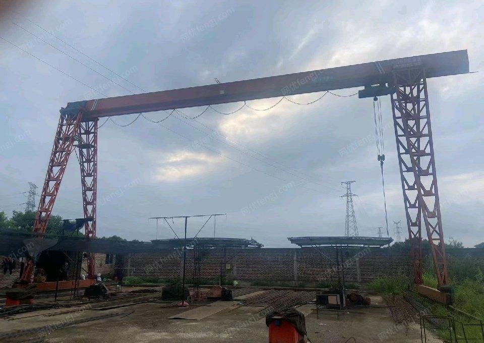 广西玉林两年不到的10吨龙门吊废铁价出售
