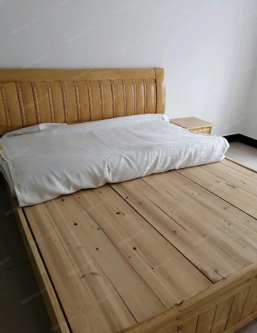河南郑州实木大床出售，带床头柜和床垫