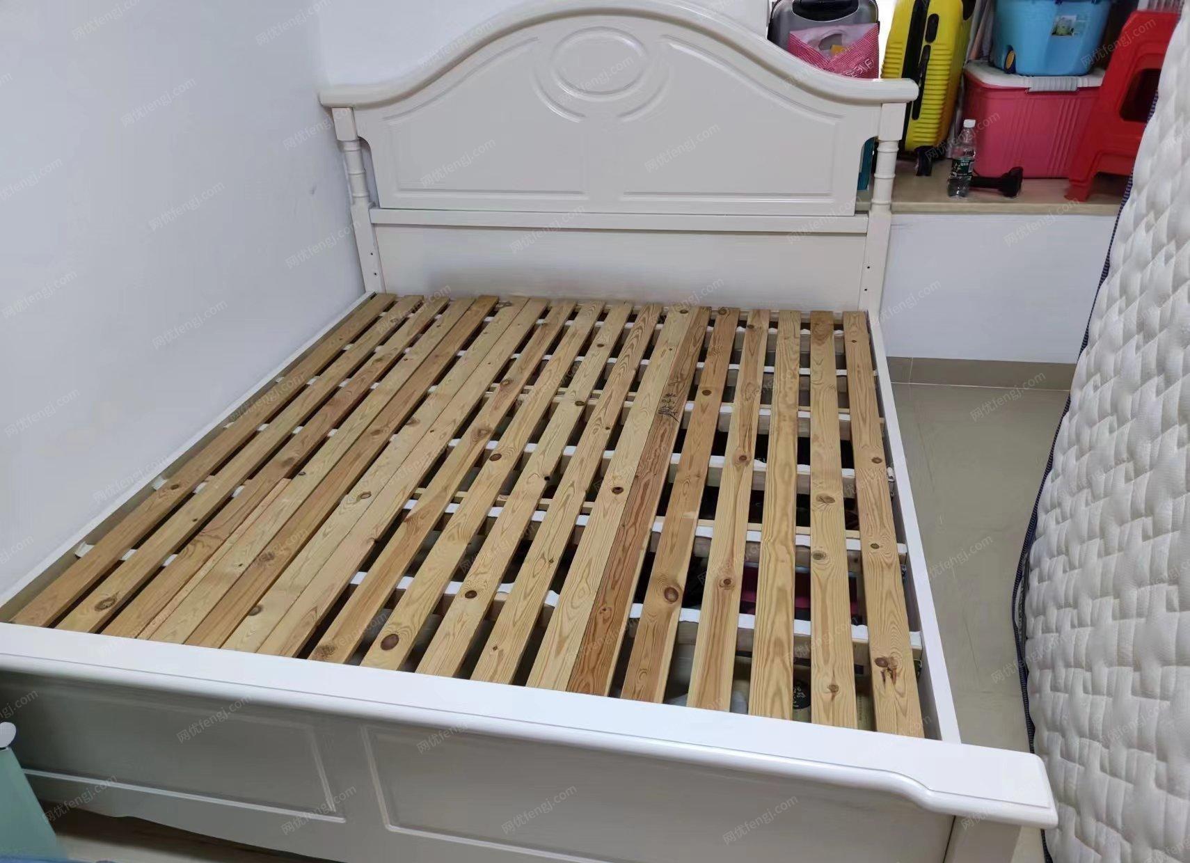 广东惠州出售9成新1.8米x2米加厚烤漆时尚床架
