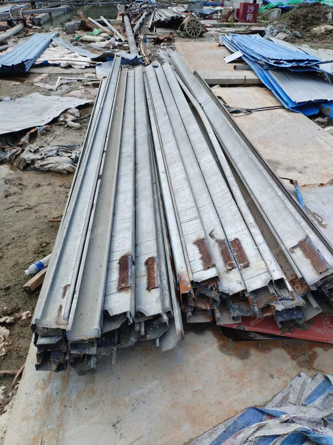 低价出售120C型钢，长度5米，大约1700支，35吨左右
