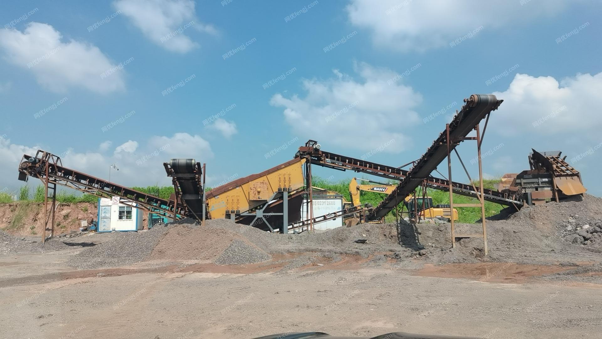 石粉厂就近处理链板送料机，5条输送带，2.4米*6米重筛等分选生产线