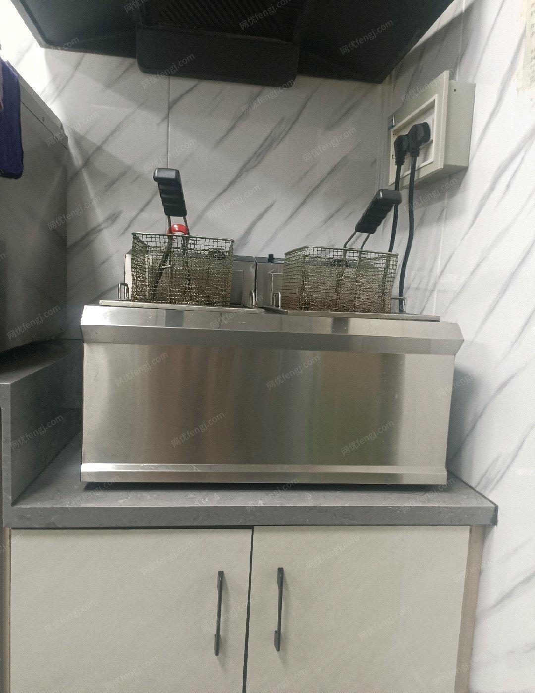 新疆喀什奶茶汉堡设备转让，冰激凌机（九成新），制冰机（大型号的），水吧台（订制两米长的），四开门大冰箱，烤箱带蒸汽六层的，油炸锅，蒸汽开水机，封口机，果糖机。汉堡机