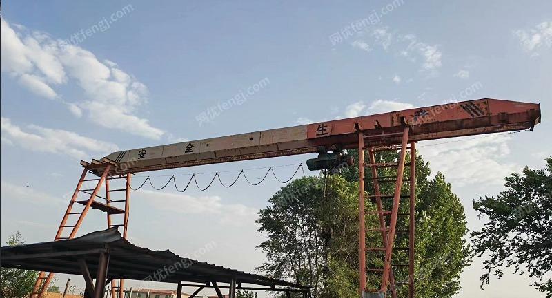 出售龙门吊，10吨葫芦，跨度13.7米，总长19.7米，8米高，电器齐全 正在使用中