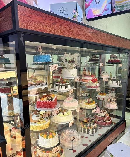 蛋糕店不干了，所有设备低价出售，有两米二蛋糕模型展示柜，搅拌机，三层大烤箱，发酵机，各种展示柜等