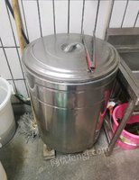 湖北武汉外卖店设备出售，冰柜和煮面桶，空调格力1.5匹，外接20米铜管