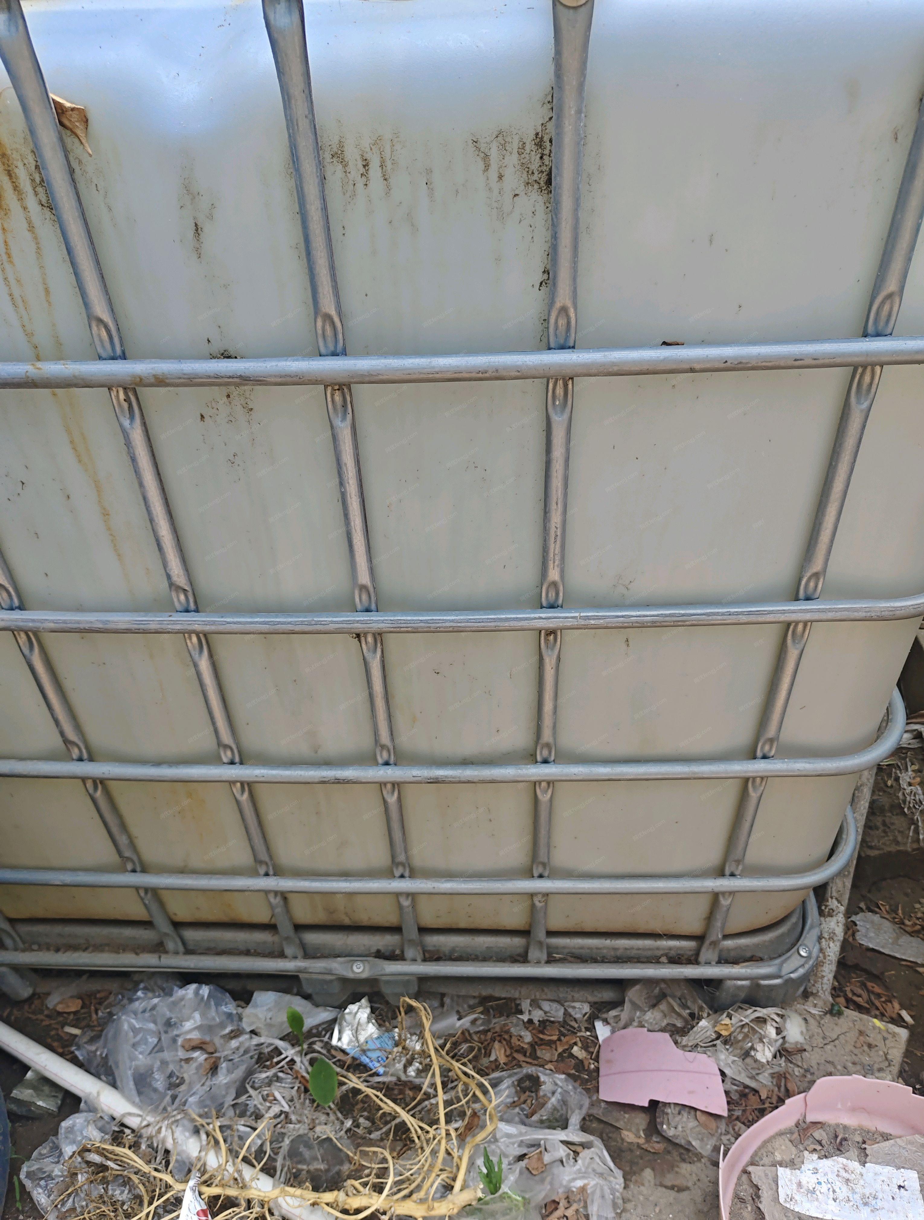 天津宝坻区出售旧吨桶十四个，一个15立方的铁罐