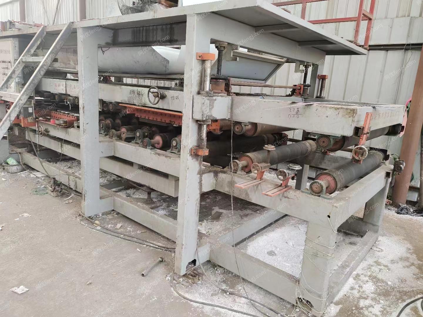 彩钢瓦厂处理17年复合板设备1套（苯板），彩钢夹芯板流水线1条，含4米120吨折弯机，4米剪板机等设备，有图片