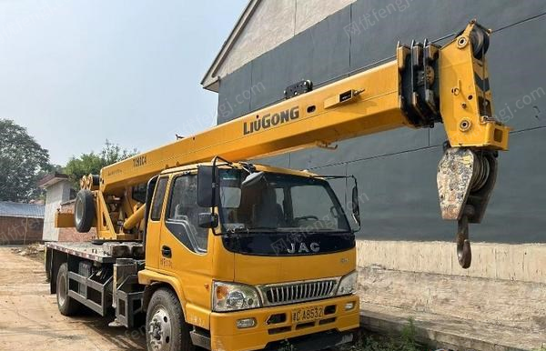 天津河西区转让2019年柳工8吨随车吊