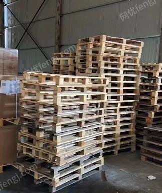 出售个人库房闲置木托盘都是加厚的！尺寸大多数80×120都是纯松木，还有出口熏蒸木排