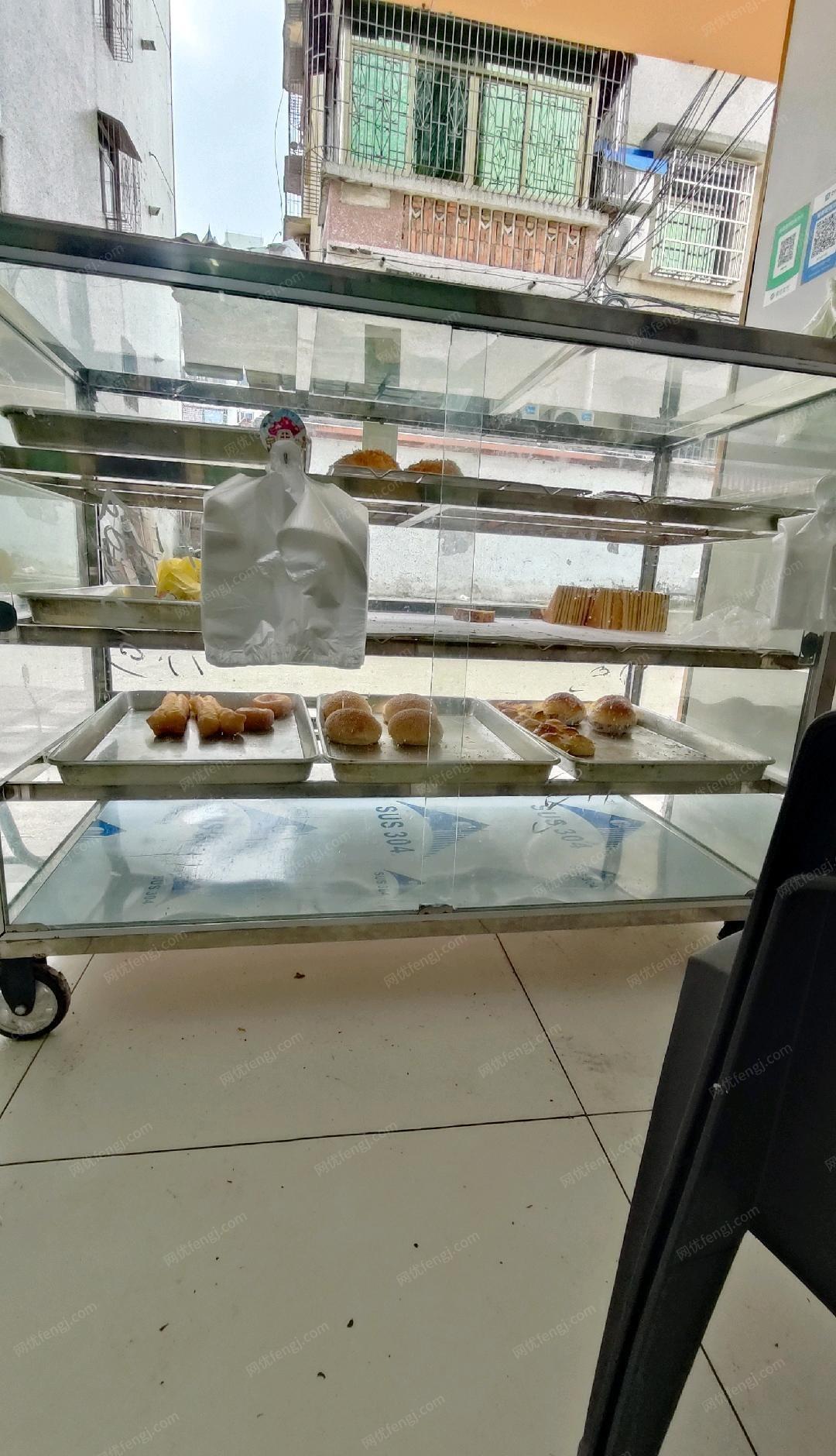 海南海口面包设备全套，外加榨甘蔗汁机，愿低价处理！