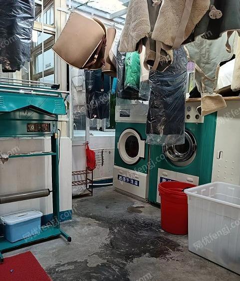 处理干洗设备一套，水洗机15公斤，干洗机和烘干机，打包机，熨台