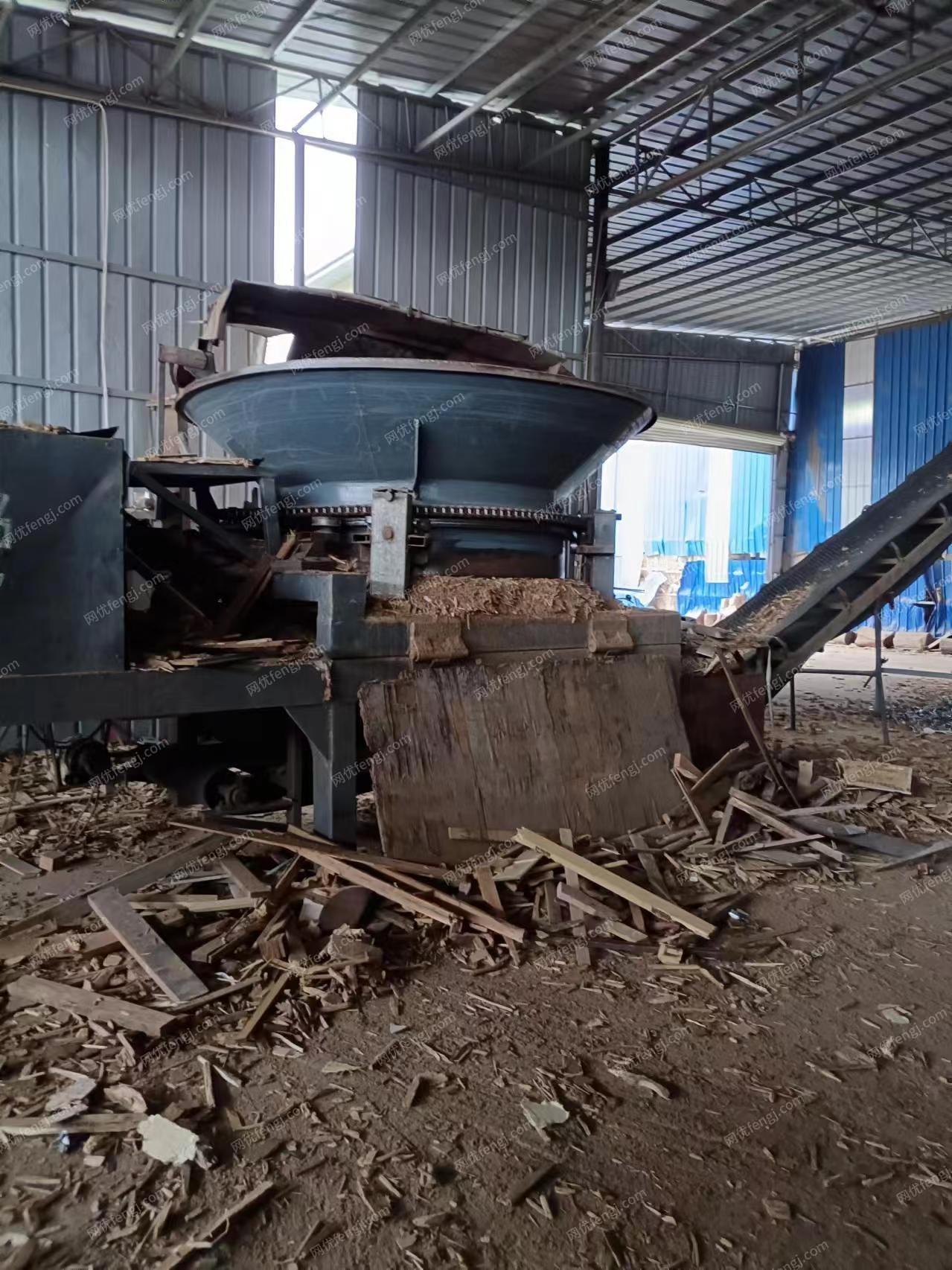 木材厂处理2023年3.2M圆盘破碎机、5.5M加长臂抱夹车