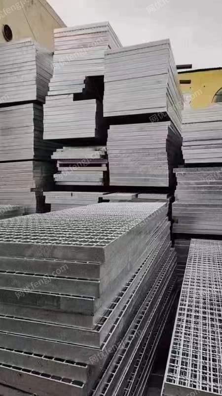 江苏南京出售全新镀锌网格板，大概100吨