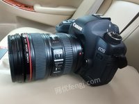 一台佳能EOS5DMarkII单反相机