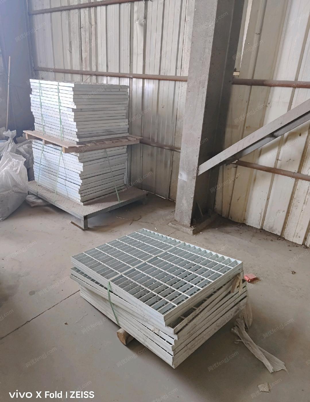 江苏盐城热轧扁铁2吨，3-4吨麻花钢、16吨冲床，4-5吨镀锌钢格板成品出售