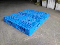 5月18日山东阜辰塑业工厂现有一批塑料托盘，塑胶卡板，塑料垫板低价