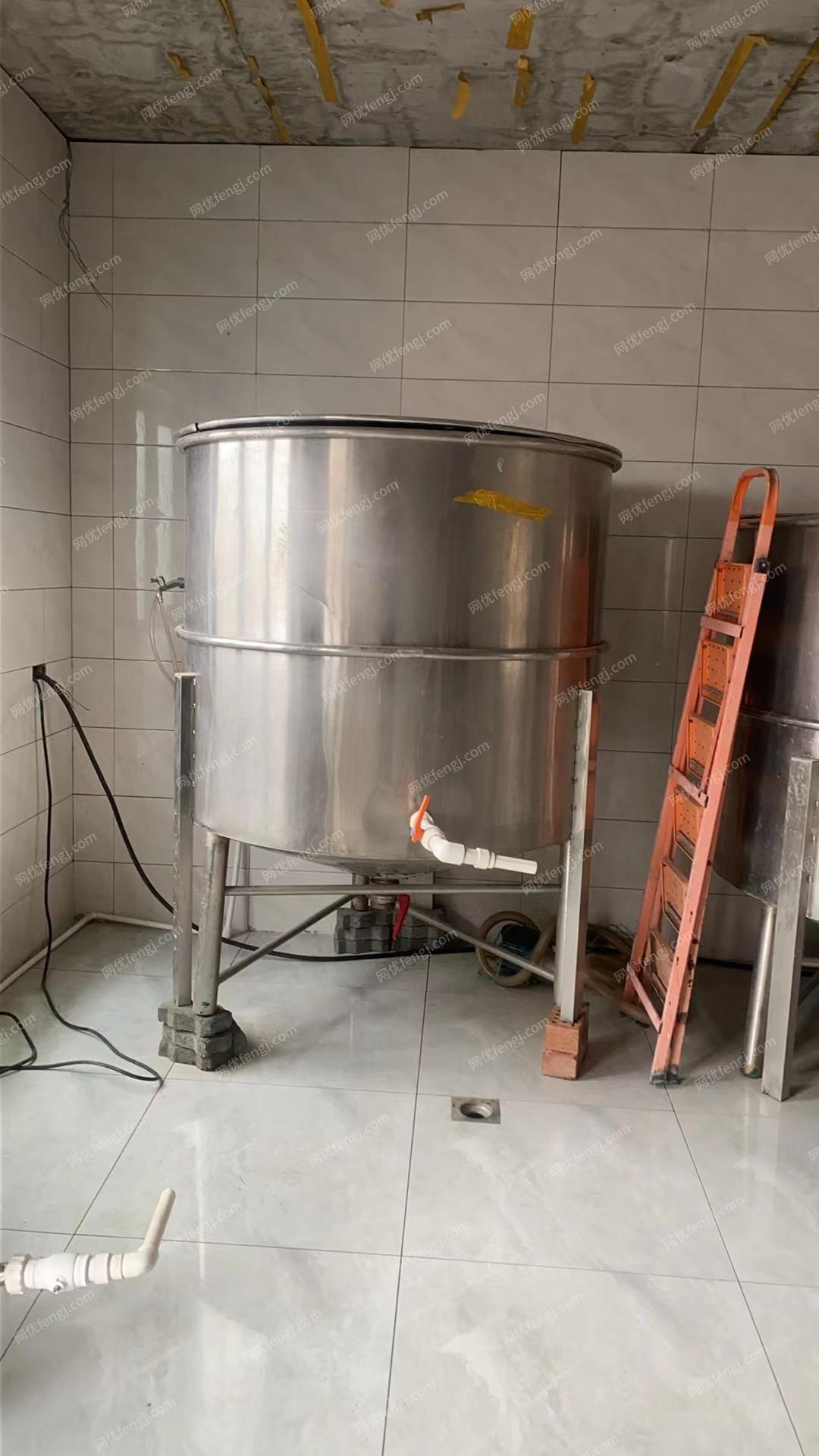 饮料加工厂处理1吨搅拌机,2吨冷热缸,700公斤不锈钢罐5-6个,有图片