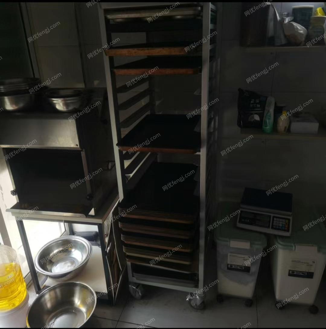 出售中央空调2台壁挂烤箱展示柜等烘焙店设备