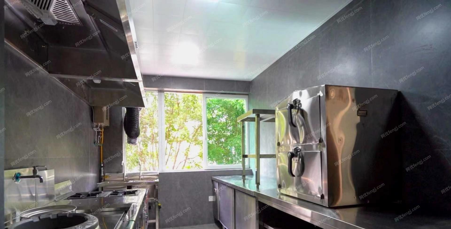 广东深圳出售全套专业厨房设备（大型工业冰柜、油烟过滤系统，专业蒸箱，炉灶和各种不锈钢器具)