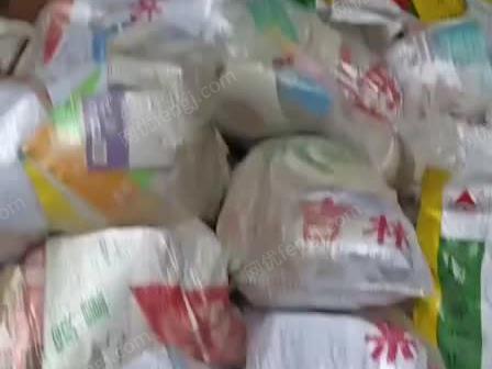 学校废书本 视频