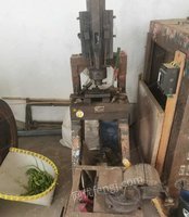 江苏泰州金属标牌厂关门，出售老式旧的冲床和剪板机，旧的空压机，烘箱