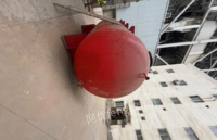 山东淄博转让卧式盐酸储存罐,内衬橡胶,钢板1公分厚,203,2个每个6吨重