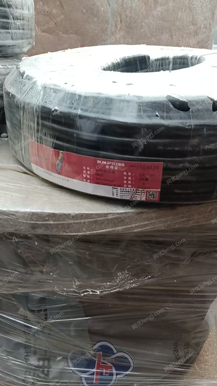 个人出售两捆全新的电缆线，型号不一样