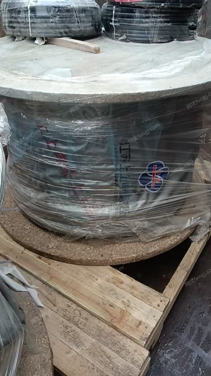 个人出售两捆全新的电缆线，型号不一样