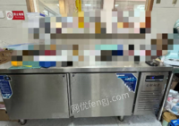 山东济南店铺不干了，所有东西低价出售，有冷藏作台，四开门冷冻柜，不