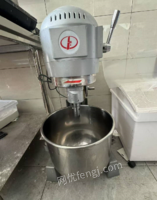 山东济南店铺不干了，所有东西低价出售，有冷藏作台，四开门冷冻柜，不