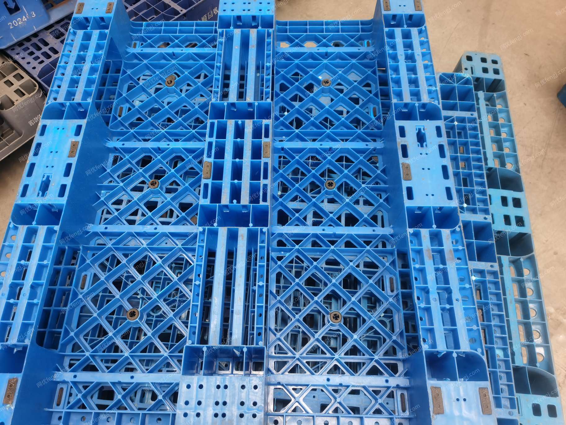 9新塑料托盘周转箱出售