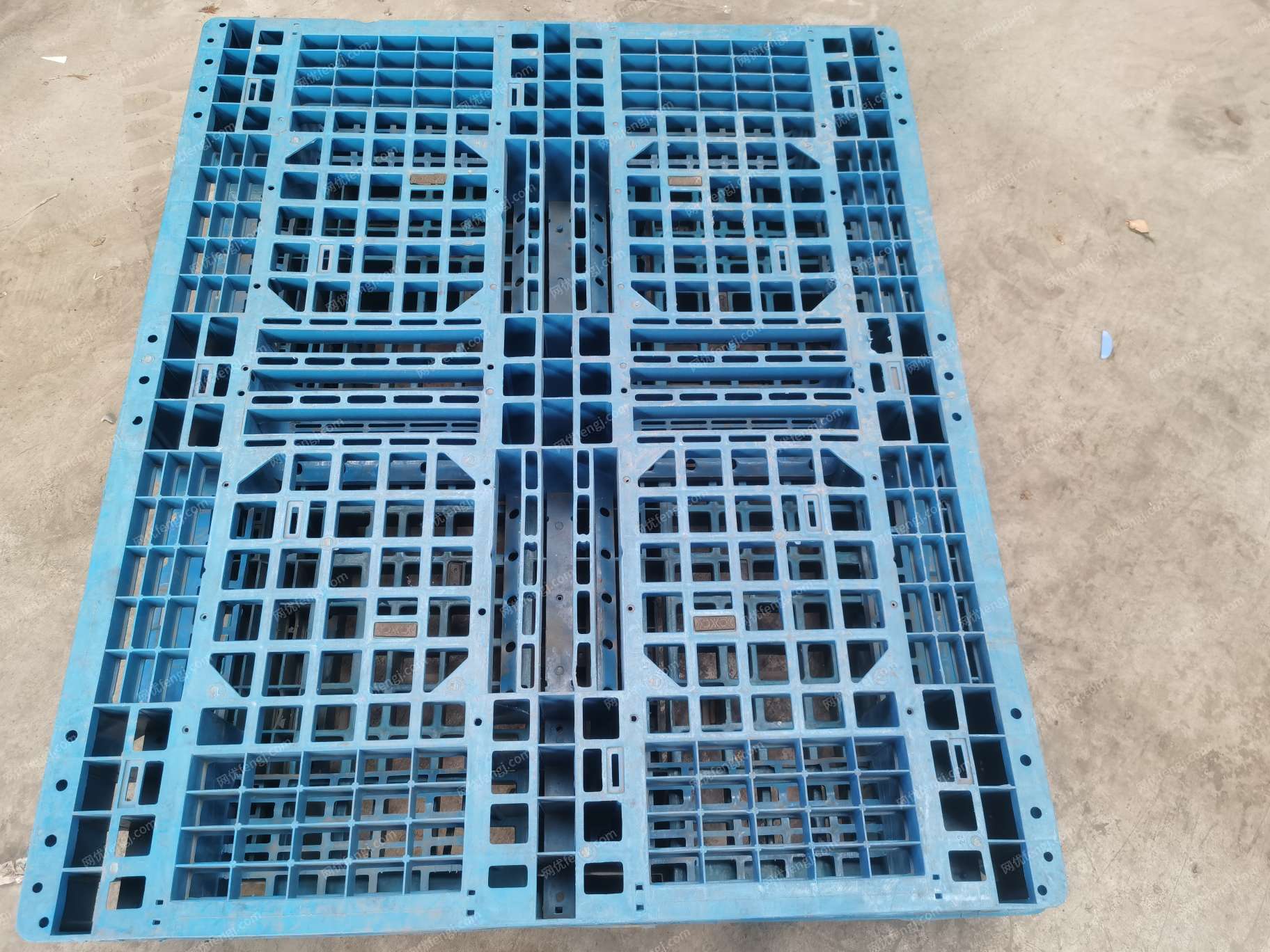 9新塑料托盘周转箱出售