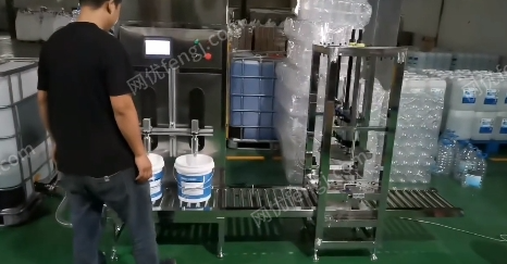 湖北武汉防冻液半自动灌装压盖一体机出售