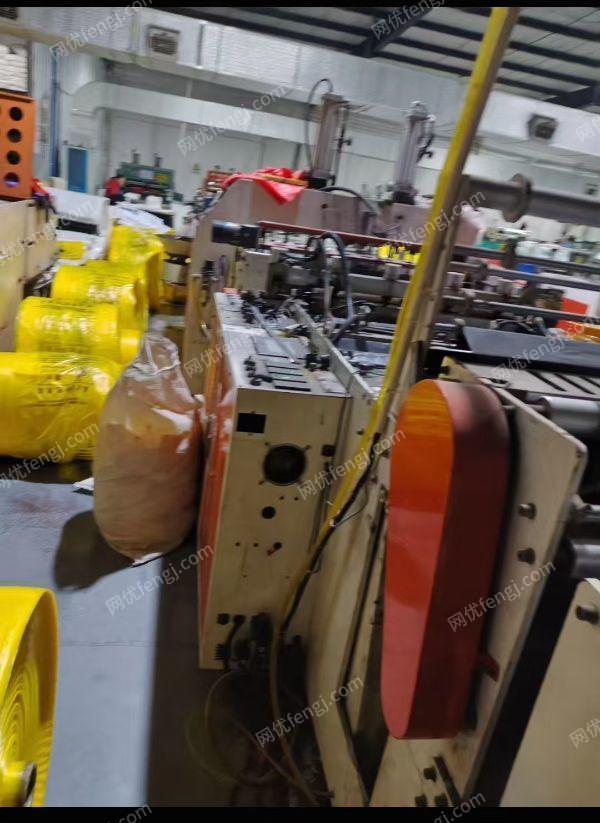 全自动叠把机低价出售，一套是凌风的，一套制袋机是瑞兴的