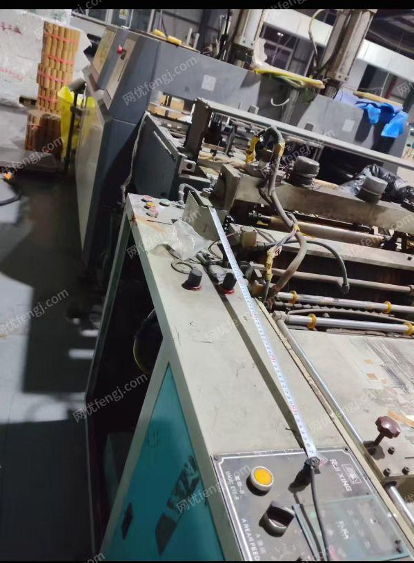 全自动叠把机低价出售，一套是凌风的，一套制袋机是瑞兴的