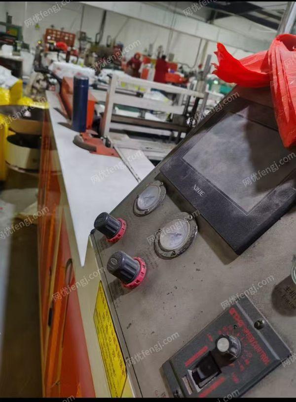 全自动叠把机低价出售，一套是凌风的，一套制袋机是瑞兴的