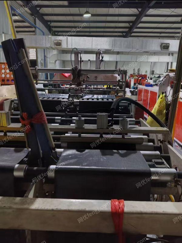 全自动叠把机低价出售，一套是凌风的，一套制袋机是瑞兴的