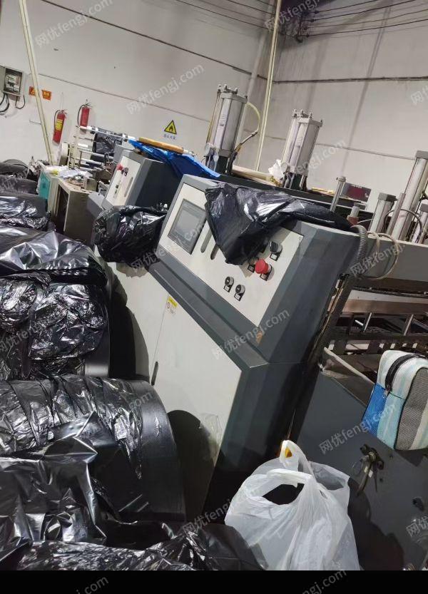 全自动叠把机低价出售，一套是凌风的，一套制袋机是瑞兴的
