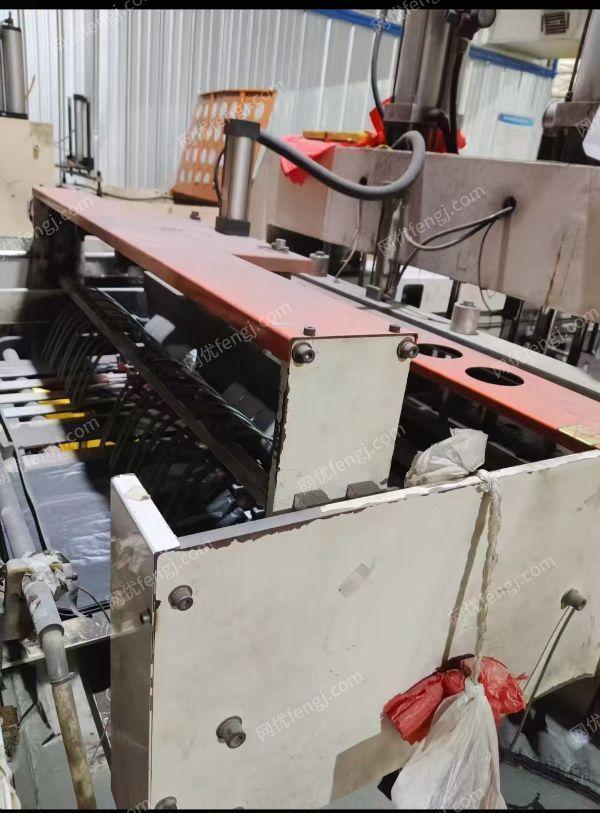 全自动叠把机低价出售，一套是凌风的，一套制袋机是瑞兴的