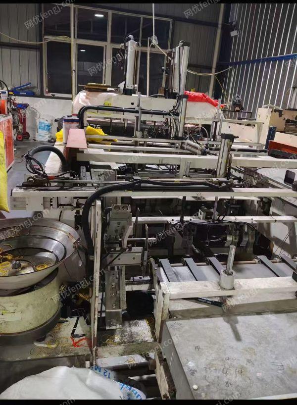 全自动叠把机低价出售，一套是凌风的，一套制袋机是瑞兴的