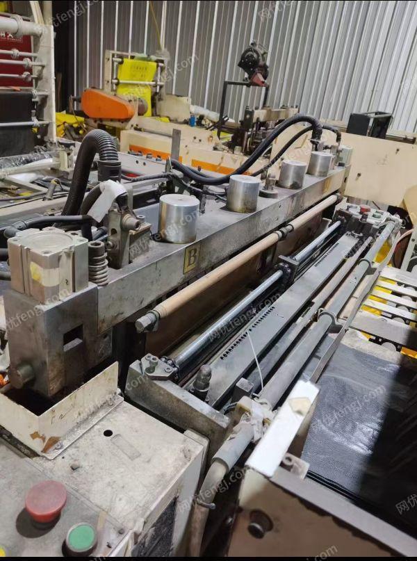 全自动叠把机低价出售，一套是凌风的，一套制袋机是瑞兴的