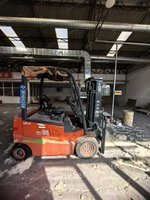 出售龙工2吨、3吨电动叉车各一台