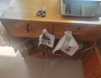 河南焦作干果货架,炒货展示柜,实木货架等设备整体出售