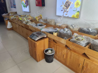 河南焦作干果货架,炒货展示柜,实木货架等设备整体出售