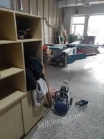 出售各种展柜 货架 柜台 前台 衣柜橱柜 …… 我厂专业定做中展柜，烟酒展柜柜台、药店展柜柜台、化妆品展柜、商场展柜柜台、超市展柜柜台、箱包展柜、眼镜展柜、服装店类展柜、鞋店展柜、礼品展柜、