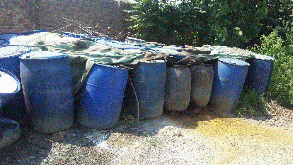 出售二手化工设备废旧塑料桶