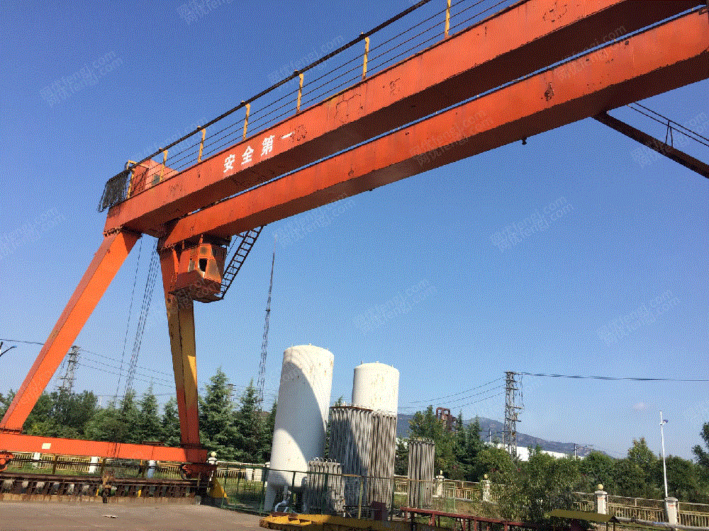 出售厂内闲置07年9月产山东泰山10t跨度25米龙门吊两台