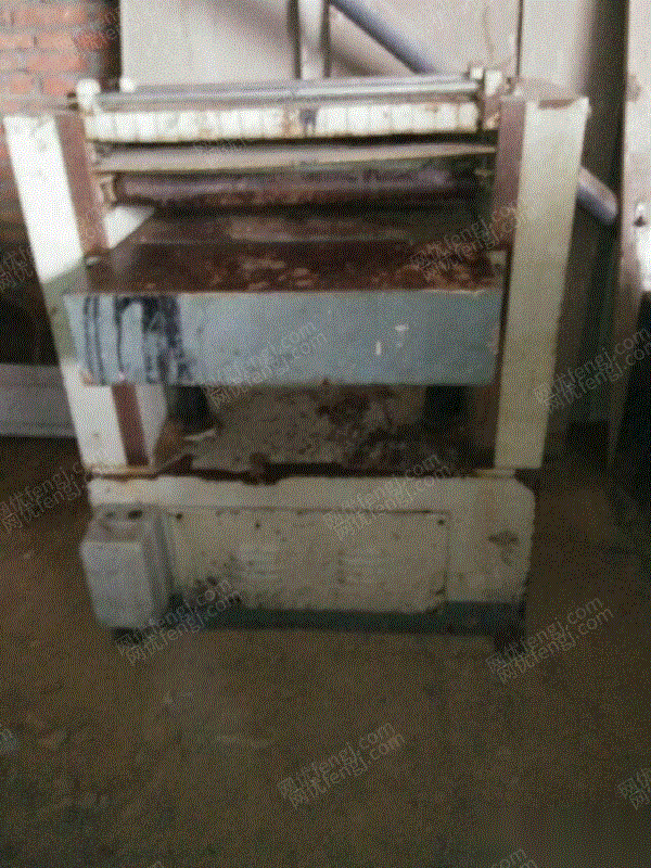 大量出售木工圆盘锯气泵等机械
