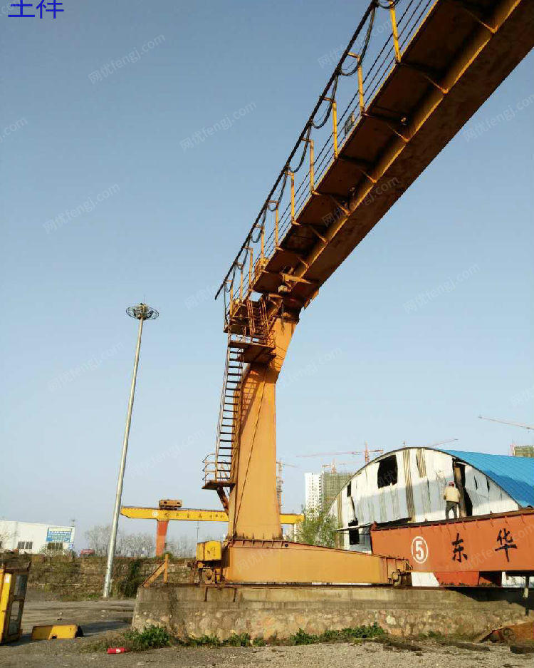供应2台急售二手龙门行车20吨30米跨度悬臂8米高度10米09年车.
