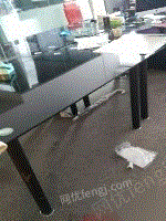 一批八成新的钢化玻璃电脑桌出售